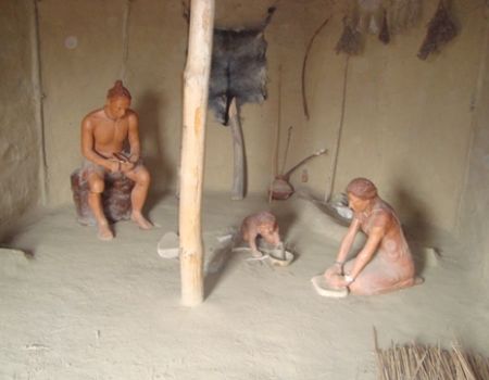 Εσωτερικό καλύβας νεολιθικού οικισμού στο Δισπηλιό